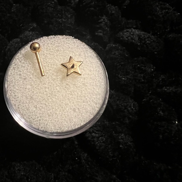 Threaded star 14 k yellow gold with a tiny diamond in the middle - Picture 3 of 6